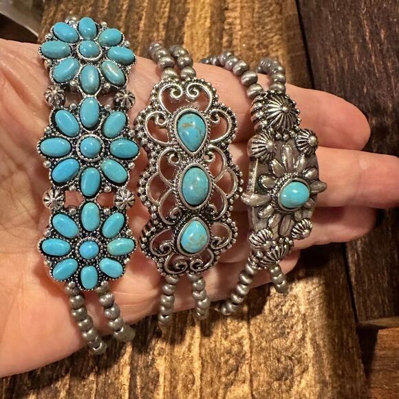 BohoChic Turquoise Flower Bracelet: Stretch & Stylish - Picture 2 of 5